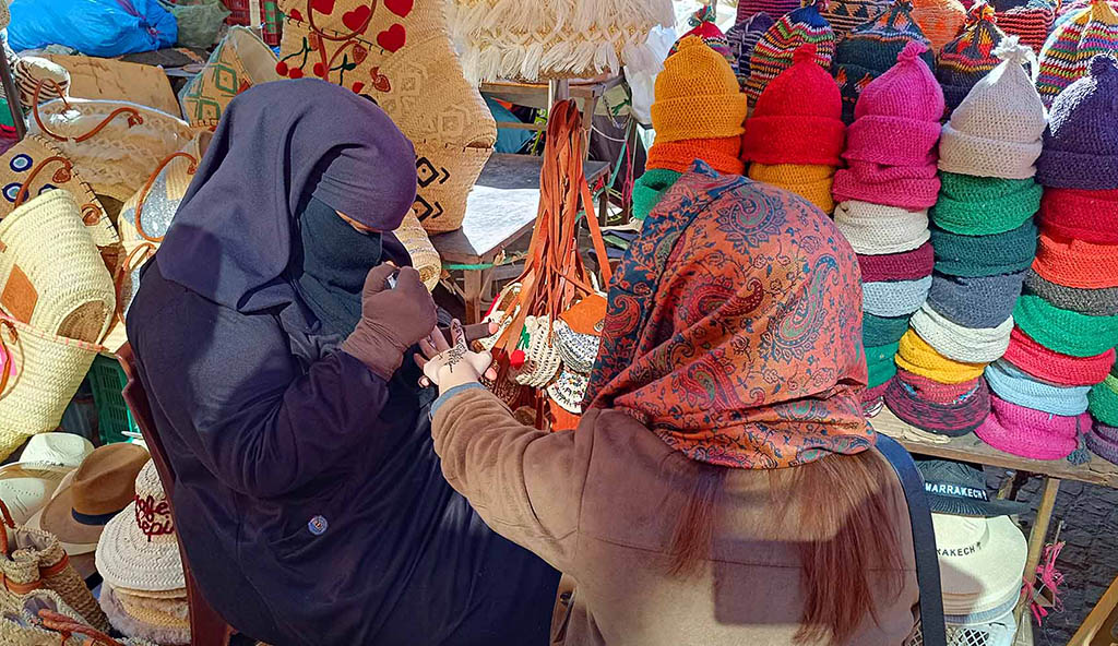 Henna wird hier mit orientalischen Mustern versehen auf die Hände gemalt. Foto: Michael Schabacker