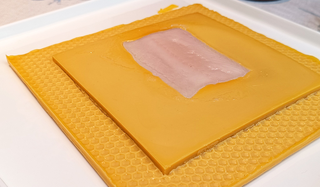 Der Saibling gart neun Minuten im Bienenwachs. Foto: Michael Schabacker