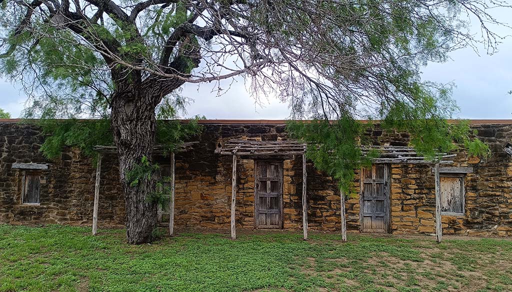 Unterkünfte der Meschen auf dem Gelände der Mission San José. Foto: Michael Schabacker