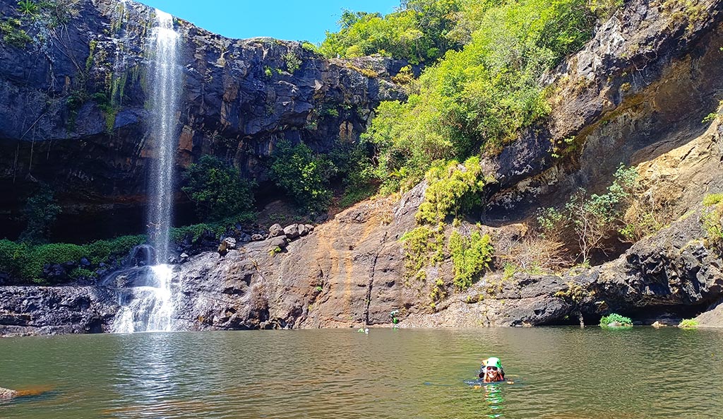 Durch das Becken schwimmt man zum nächsten Wasserfall. Foto: Michael Schabacker