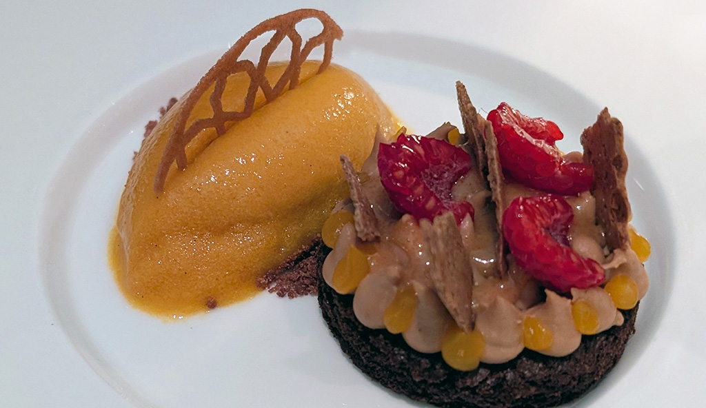 Valrhona-Craibe trifft auf Brownie, Macadamia und Passionsfrucht. Foto: Carola Faber