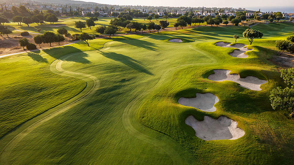 Breite Fairways und ondulierte Grüns fordern Spieler aller Spielstärken. Foto: Aphrodite Hills