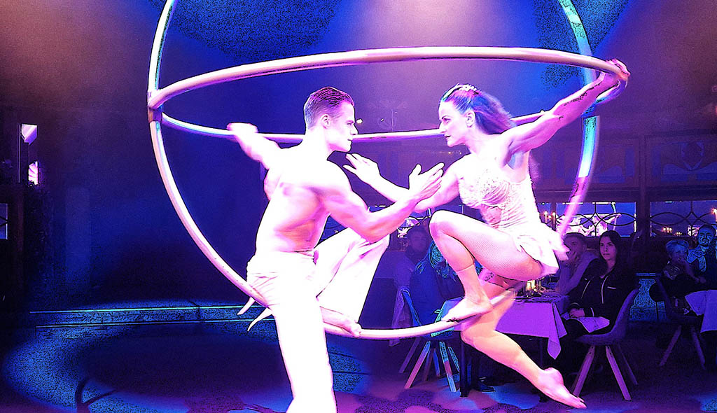 Atemberaubende Akrobatik im Crossed Wheel: Duo 2Zeno lässt die Schwerkraft vergessen. Foto: Andreas Bienert