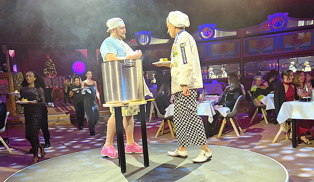 Wenn der Chef de Cuisine aus Bella Italia kulinarisches Chaos stiftet, gerät selbst Bruno, der rheinländische Kartoffelschäler, aus dem Konzept. Foto: Andreas Bienert