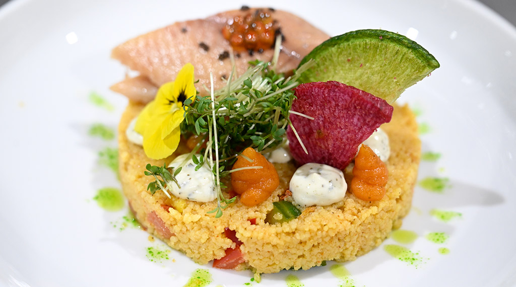 Rosenblüten-Couscous mit geräuchertem Saibling und einer Schnittlauch-Minze-Creme. Foto: Michael Tinnefeld / HULLIS