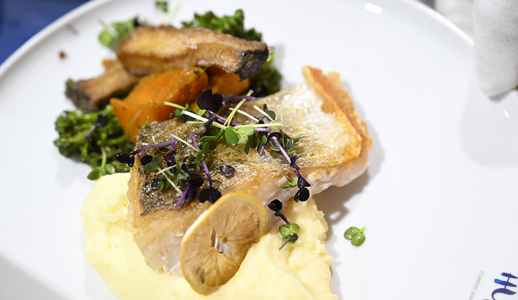 Gegrilltes Zanderfilet mit Kartoffelpüree, jungem Gemüse und Dill-Beurre-Blanc. Foto: HULLIS