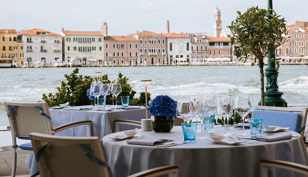 Das Restaurant Aromi mit Terrasse zur Lagune hin. Foto: Hilton