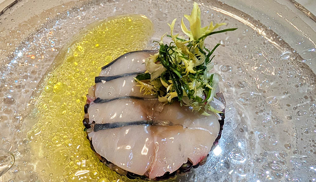 Holzmakrele begleitet von Linsen und Liebstöckel. Foto: Carola Faber