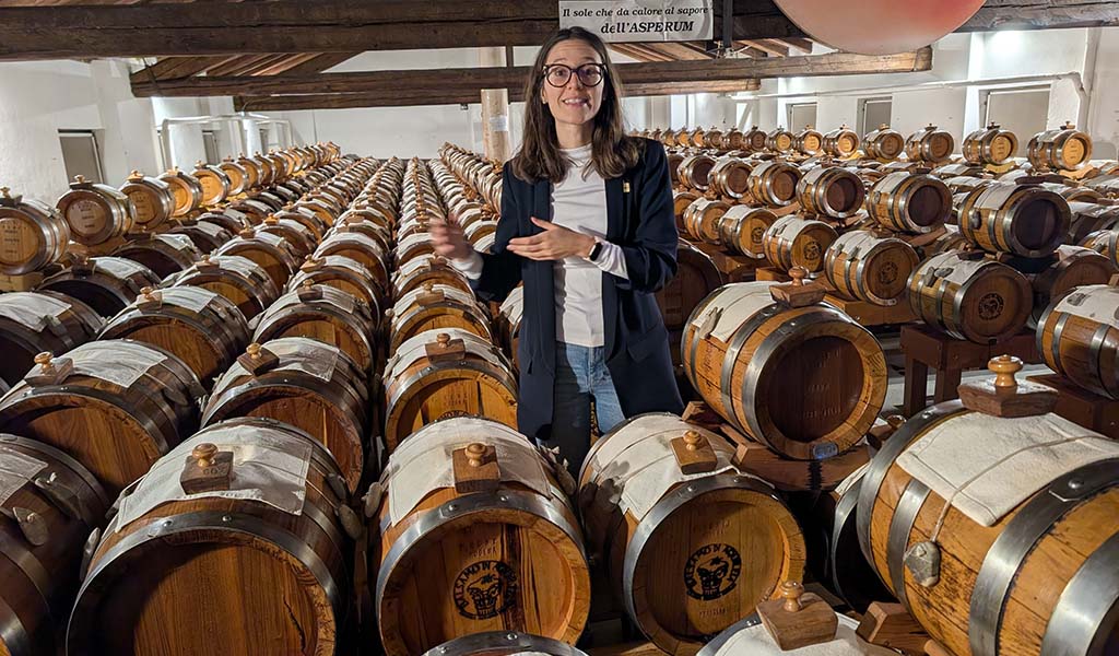 Mitarbeiterin Arianna Azzano im Lager der weltgrößten Acetaia Midolini. Foto: Carola Faber