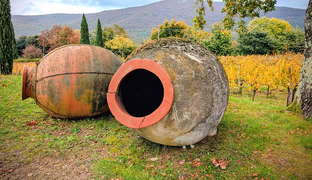 Alte Amphoren vom Weingut Gravner. Foto: Carola Faber