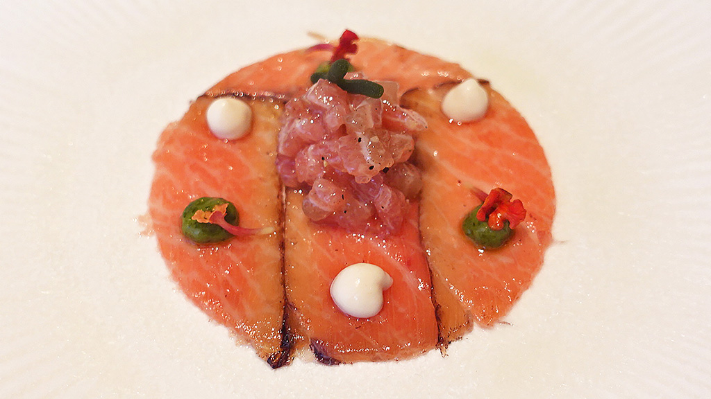 Dieser Lachs ist an Raffinesse kaum zu überbieten. Foto: Fritz Hermann Köser