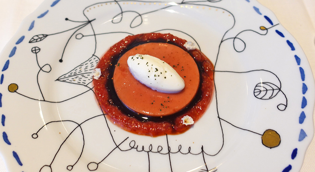 Die Gerichte werden auf auffallend stilvollem Geschirr serviert. Foto: Fritz Hermann Köser