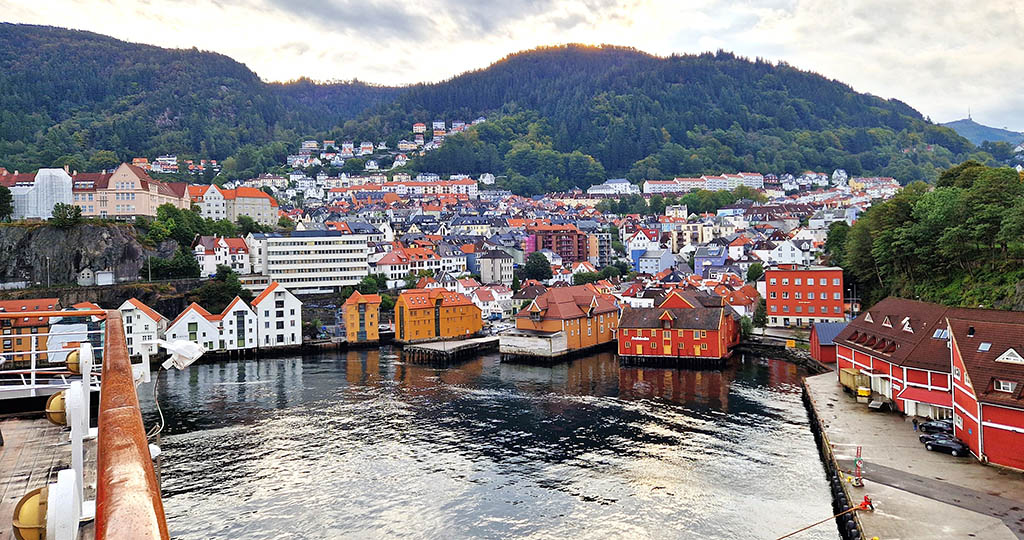 Die Stadt zeigt sich mit ihren alten Fassaden, schmalen Gassen und lebhaften Hafenbecken – ein Blick auf Geschichte und urbanes Leben direkt vom Schiff. Foto: Andreas Bienert
