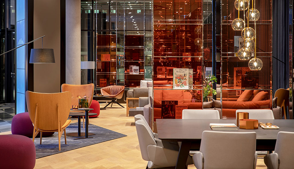 Die stilvolle Atmosphäre des Hotels zieht digitale Nomaden, Designliebhaber, Sportler und Stadtreisende gleichermaßen an. Foto: Andaz Munich Schwabinger Tor