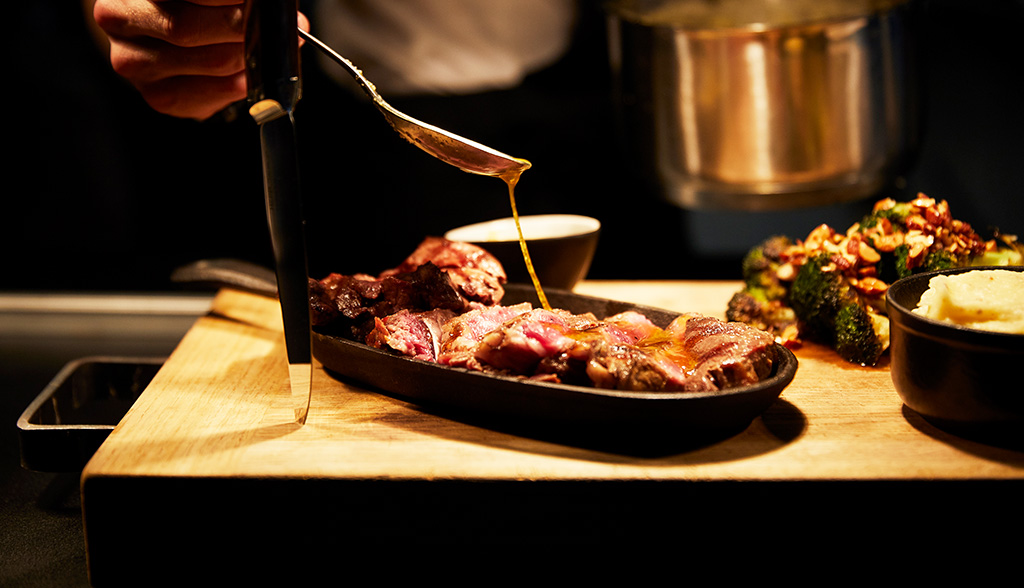 Zum Duft aus dem Josper-Holzkohlegrill präsentiert Küchenchef Daniel Filacchione Steak-Cuts und innovative Sharing-Plates. Foto: Andaz Munich Schwabinger Tor