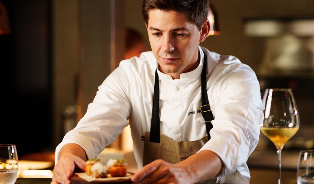 Chefkoch Clovis Degrave bei der Präsentation der Speisen. Foto: Loris Romano