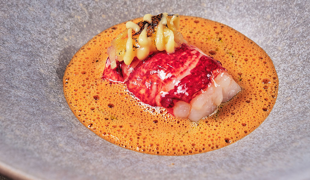 Lobsterconfit von der Schere, Ananascreme, scharfe Habanero Chilis. Foto: Maxime Huylebroeck