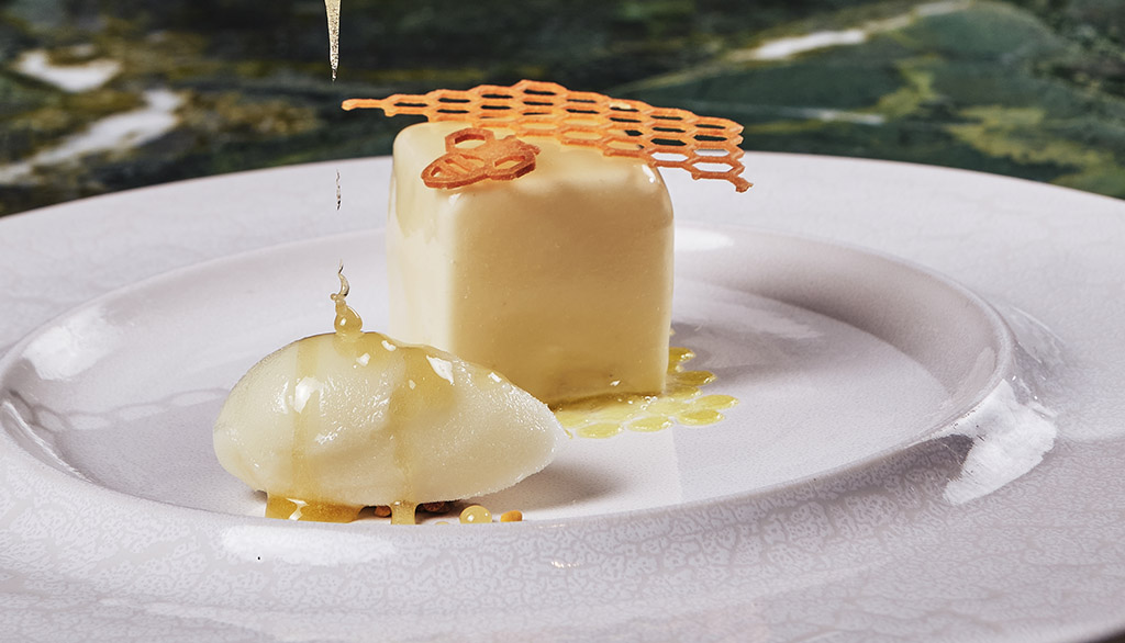 Baumkuchen mit Haferpollencrisp und Sake-Sudachisorbet. Foto: Maxime Huylebroeck