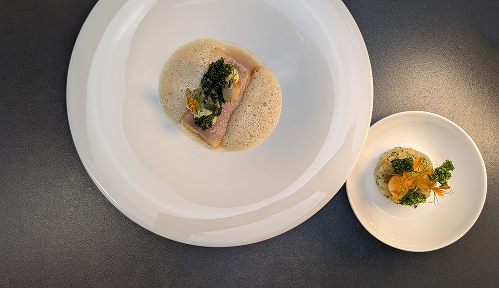 „Grünes Gold“ – Forelle auf Grünkohl, Kassler und einem Rauchfisch-Beurre-Blanc. Foto: Carola Faber