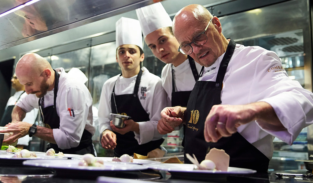 Heinz Beck beim Anrichten. Foto: Conrad Hotels