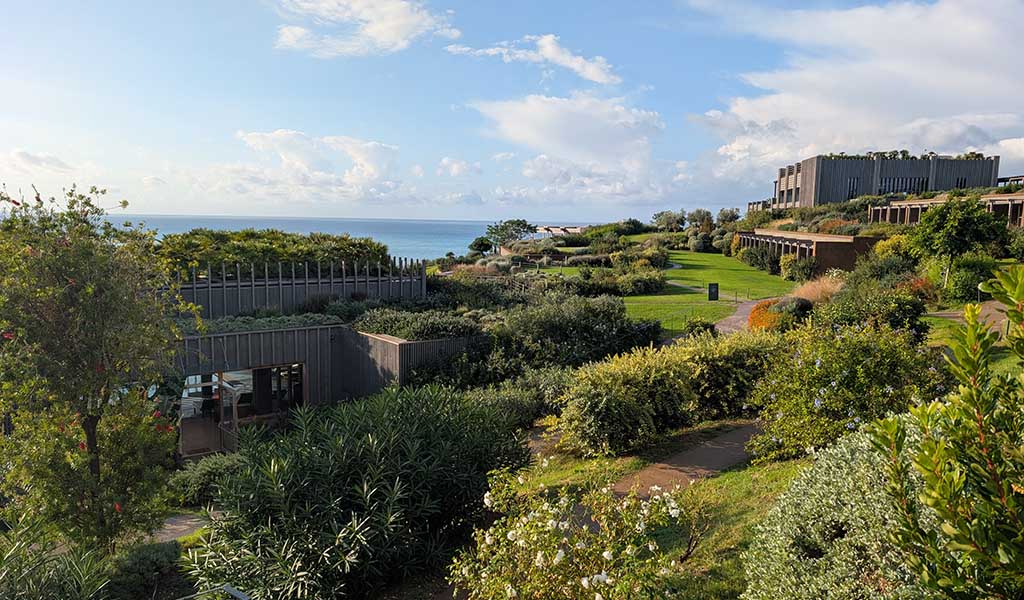 Begrünte Dächer, flache Baukörper und der Einsatz regionaler Materialien pägen die Architektur des Hotels. Foto: Carola Faber
