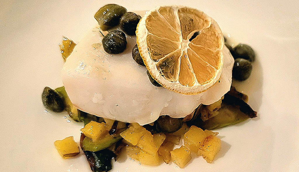 Heilbutt mit Zitronen-Kapern-Sauce und grünem Spargel. Foto: Christian Euler