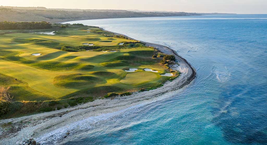 Golfen mit Blick auf das Mittelmeer. Foto: Verdura Resort