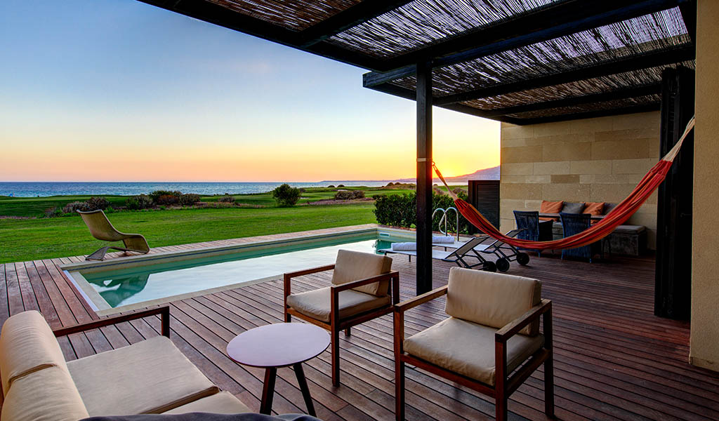 Luxus mit Aussicht von der Terrasse eines Zimmers im Resort. Foto: Verdura Resort