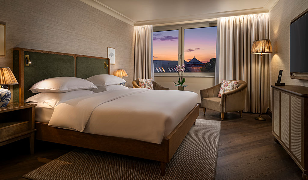 In den 127 Zimmern und Suiten dominieren natürliche Materialien und dezente Farben. Foto: Tim Karpetian