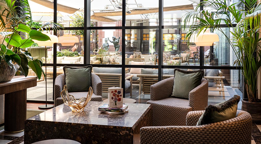 Lobby mit Courtyard im Brunfels Hotel Mainz. Foto: Tim Karpetian