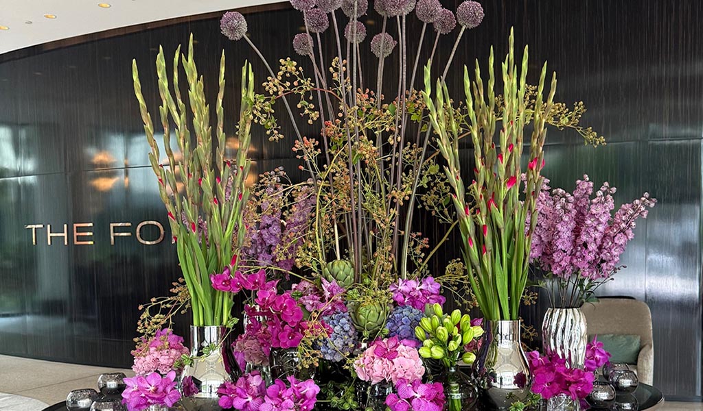 Blumentisch in der Lobby des The Fontenay Hamburg. Foto: The Fontenay