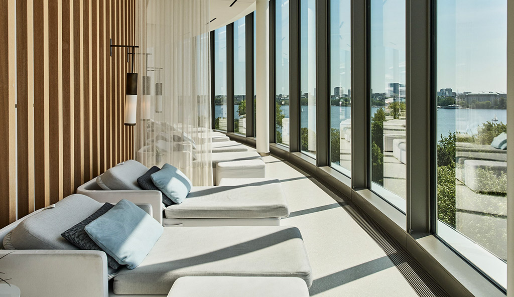 Mit Blick auf die Außenalster: der Spa Ruheraum. Foto: The Fontenay