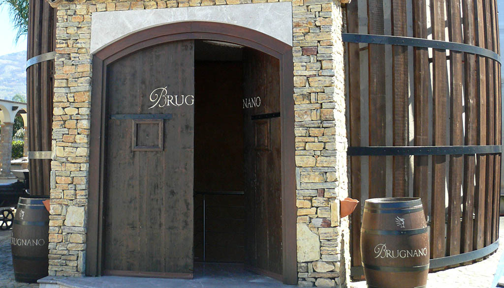 Eingang zum Hauptgebäude im Weingut. Foto: Carola Faber