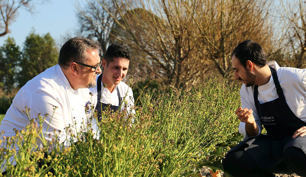 Das Team des Restaurants im angrenzenden Garten. Foto: Marriott International