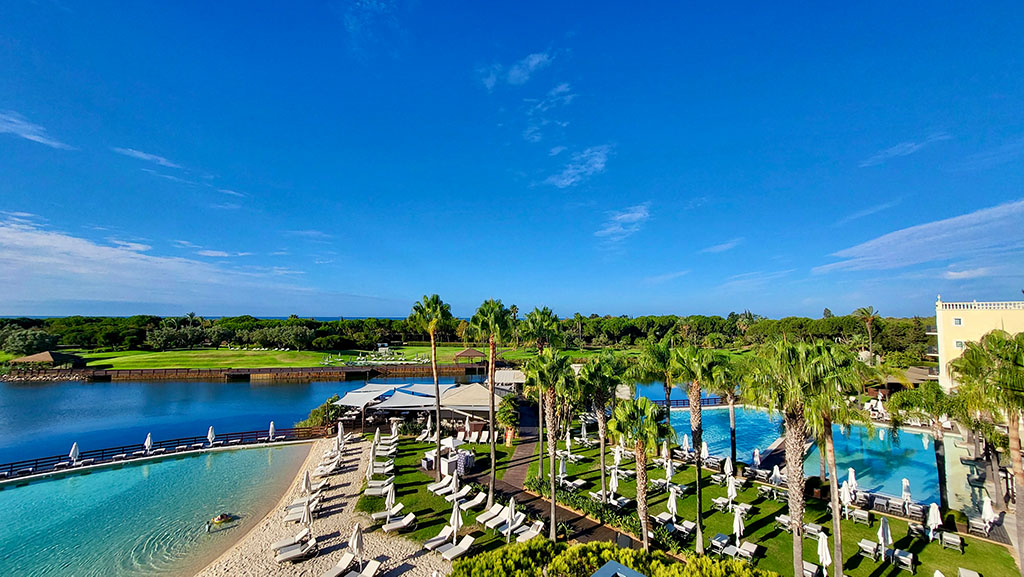 Salzwasser-See und Pool-Landschaft im Domes Lake Algarve. Foto: Christian Euler