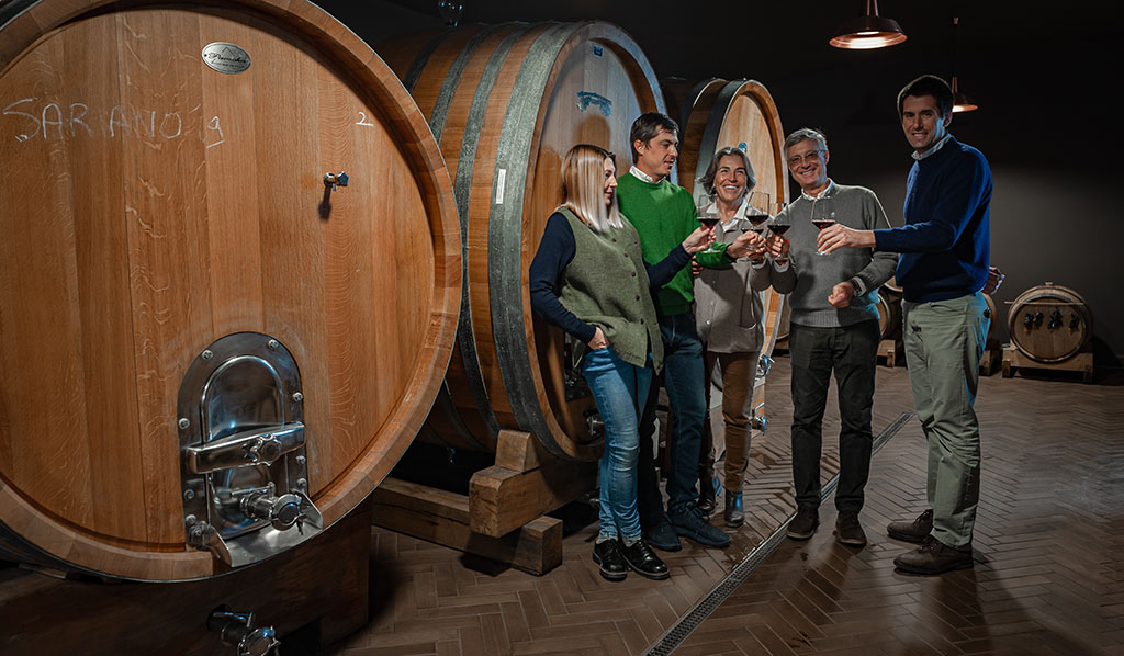 Die Eigentümer im Fasskeller. Foto: Cantina Pomario