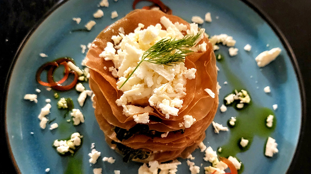 Spanakopita: Knusprige Filo-Teigblätter umhüllen Spinat. Foto: Christian Euler