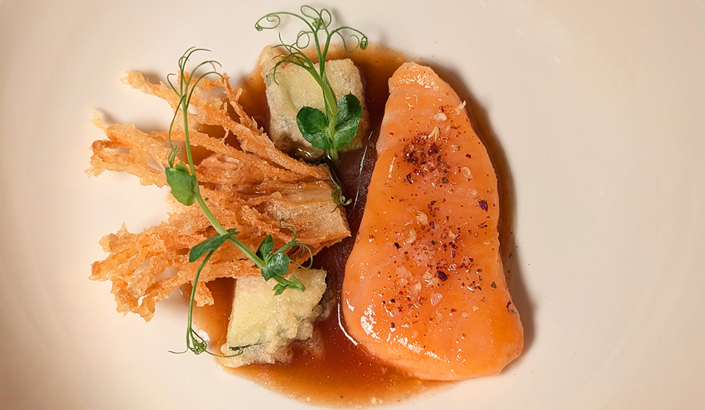 Sanft gegarter Lachs trifft auf ein Lachsrillette. Foto: Carola Faber