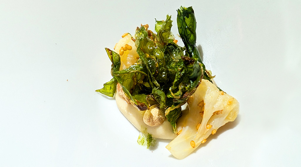 Amuse: Blumenkohl, Erdnuss und Kimchi. Foto: Carola Faber