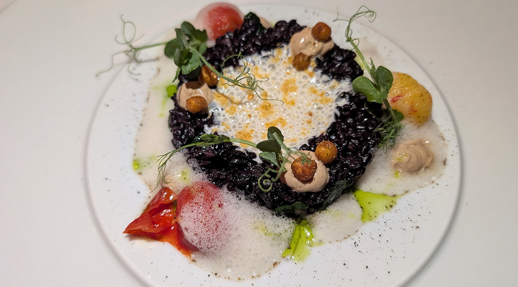 Reis aus dem Piemont mit luftigem Tomatenschaum, gebackener Erbse und Erbsencrumble. Foto: Carola Faber