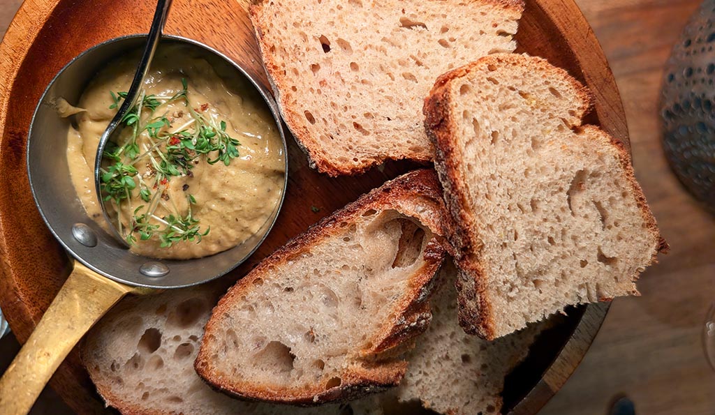 Sauerteigbrot mit Pilzcreme. Foto: Carola Faber