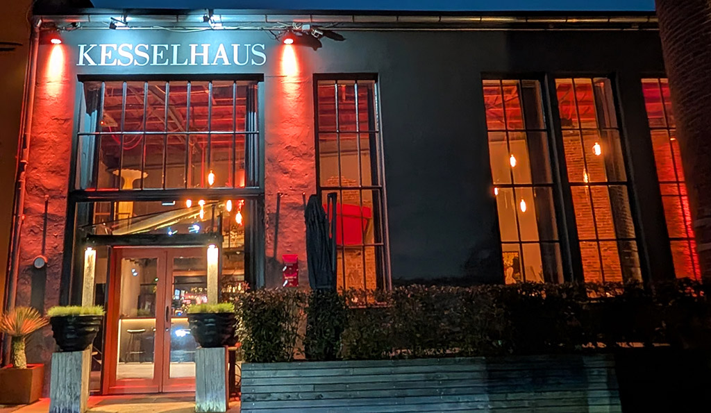 Stylisch: Eingang des Restaurants. Foto: Carola Faber