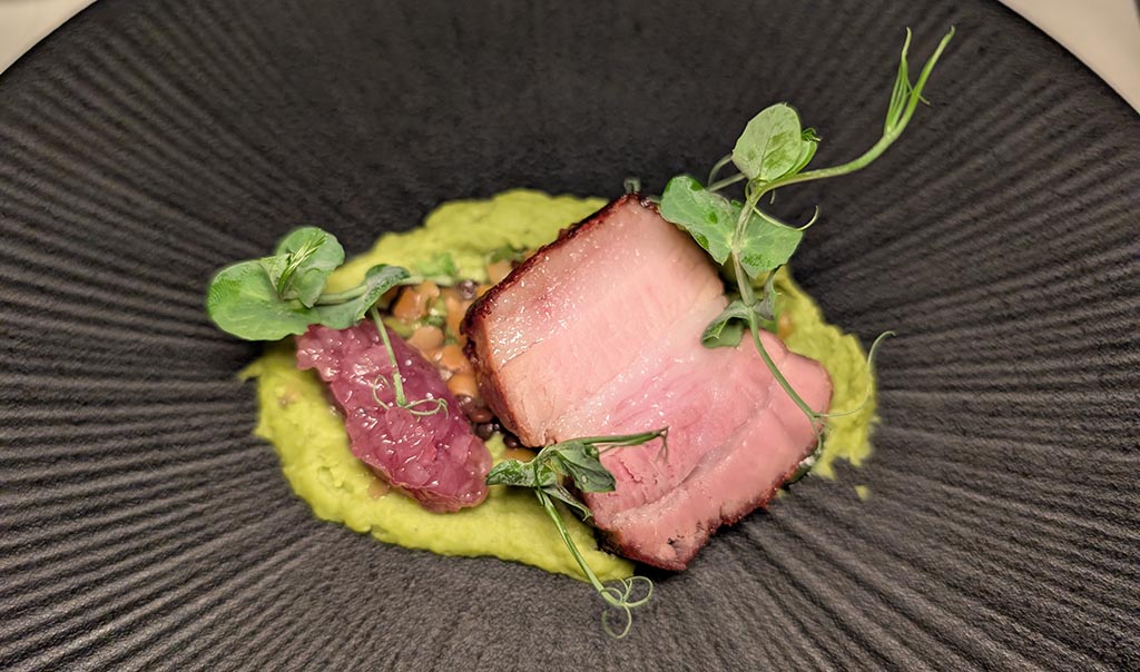 48 Stunden sous-vide gegarter Schweinebauch. Foto: Carola Faber