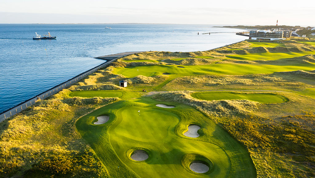 Meerlage: Ausblick auf die Bahn 15 des Golfplatzes mit dem Budersand im Hintergrund. Foto: Budersand