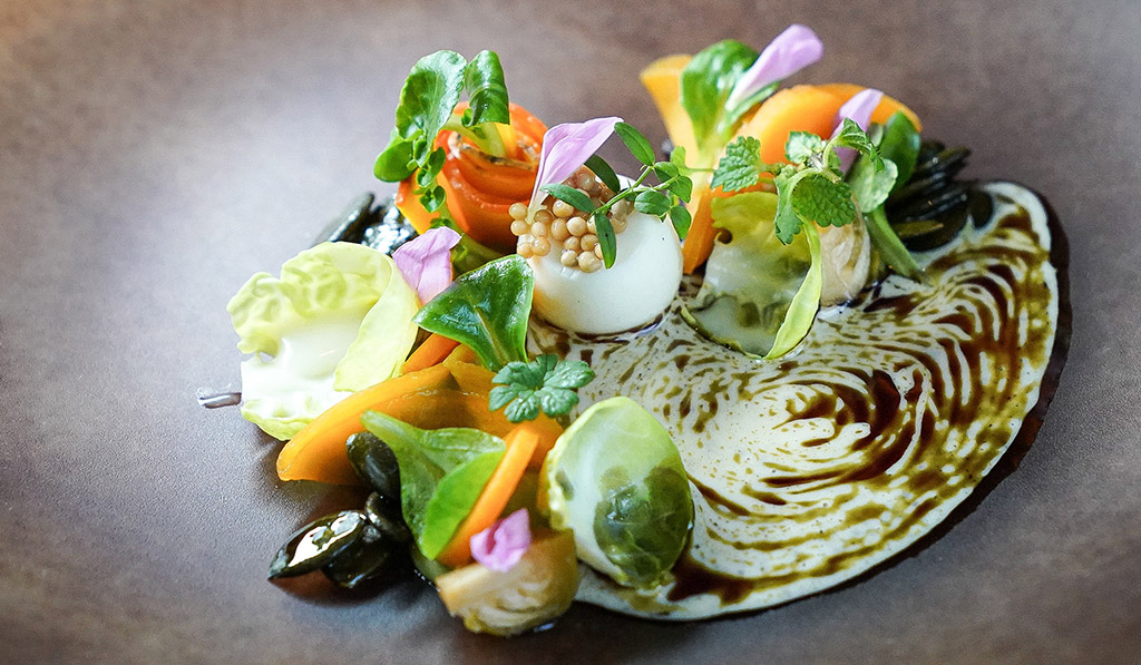 Teller von Marcel Görke: Rosenkohl/Kürbis/Wachtel-Sol-Ei/Nussbutter. Foto: Budersand