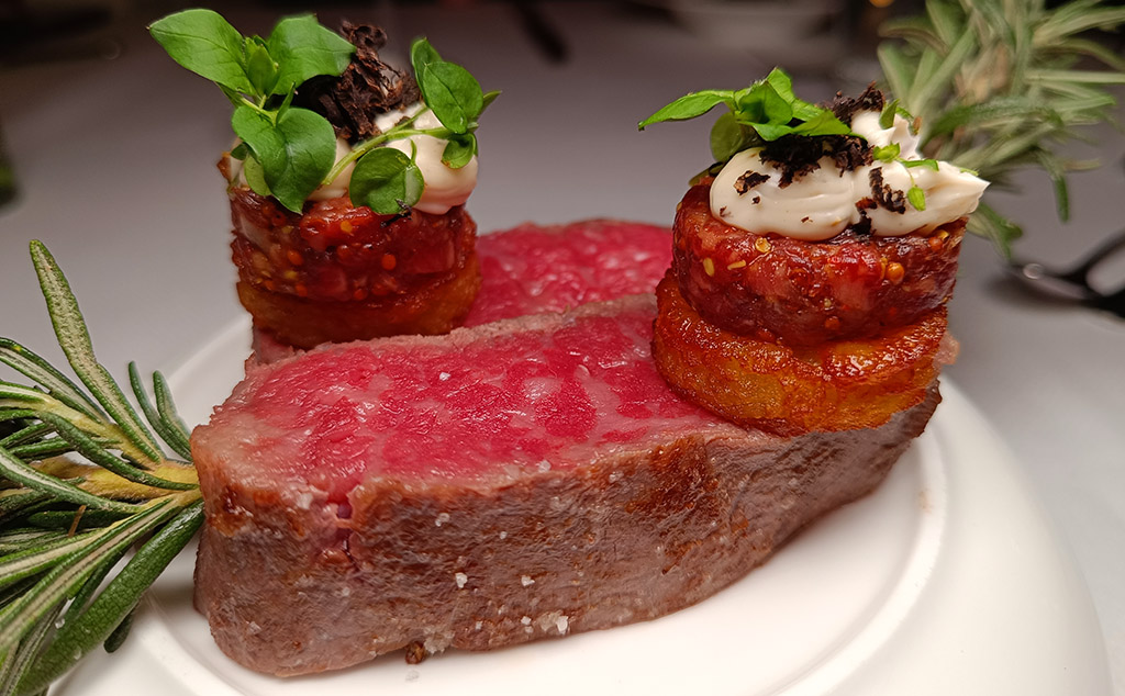 Schleswig-Holstein Wagyu/Schwarzer Trüffel/Kartoffel von Felix Gabel. Foto: Michael Schabacker