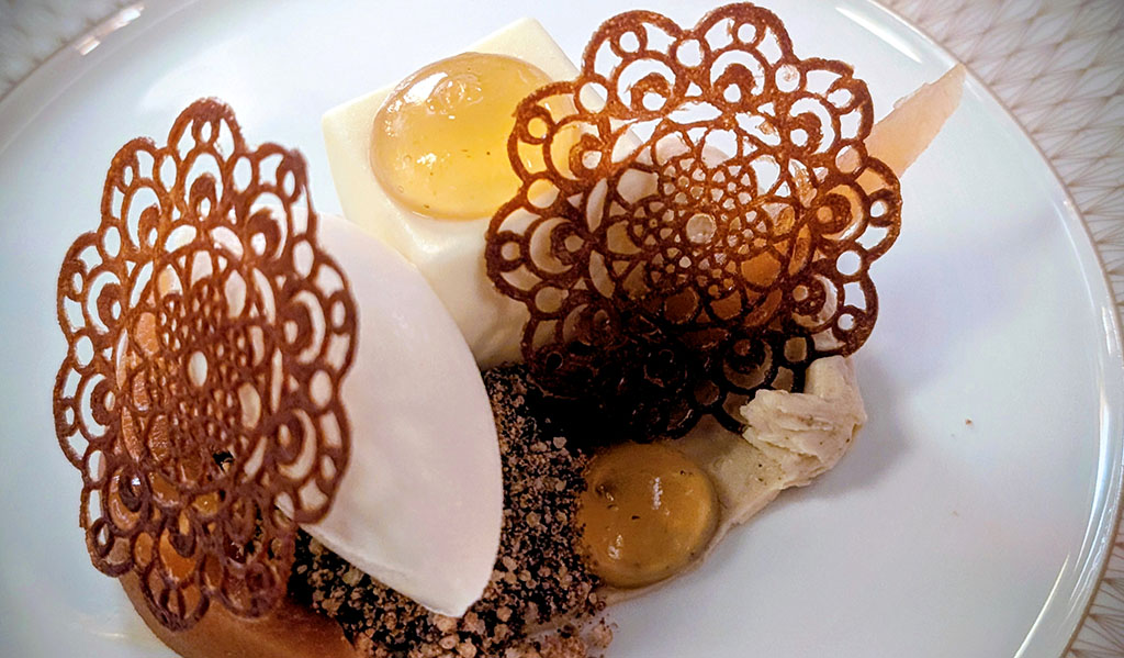 Käsekuchen mit Buttermilch-Würfeln. Foto: Carola Faber