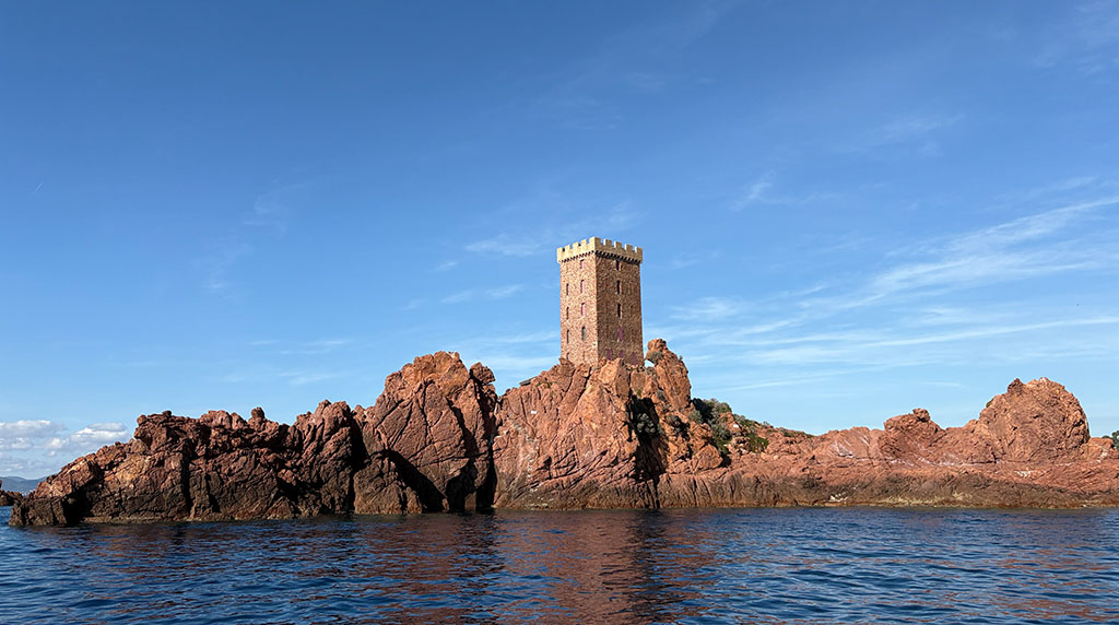 Dieser Tower vor der Bucht des Hotels Les Roches Rouges ist aus dem gleichen Gestein wie die Estérel-Küste: rötlicher Vulkanit, Rhyolit und Pophyr. Foto: Uta Petersen
