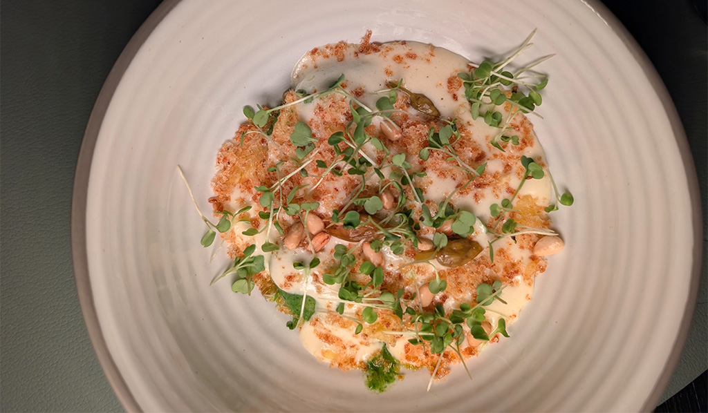 Gnocchi mit Bärlauch, Pinienkernen und Parmesan. Foto: Carola Faber