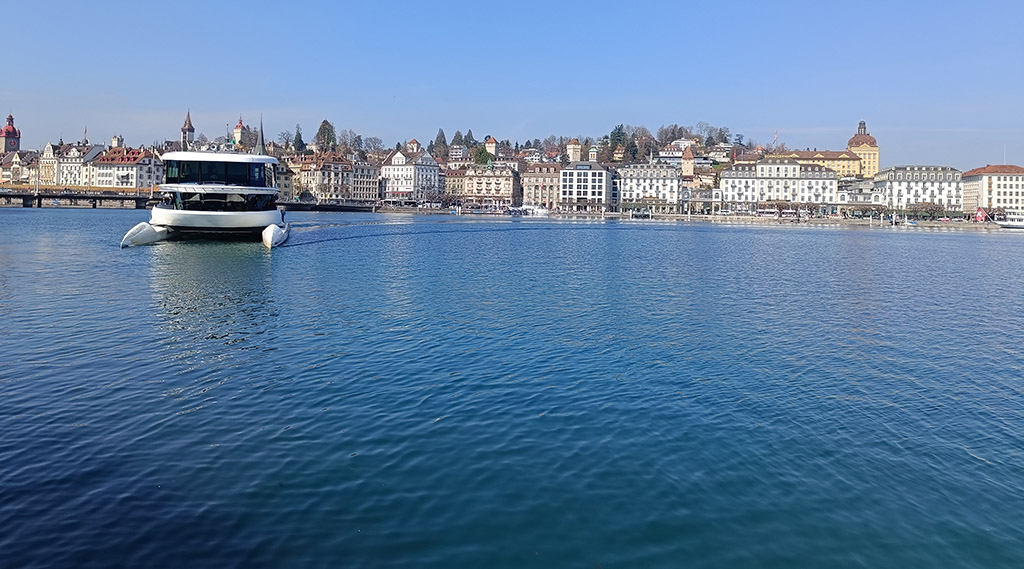 Mit dem Katamaran erreicht man den Anleger des Bürgenstock Resort. Foto: Bürgenstock Hotels AG